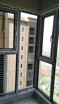 洛阳香槟国际高层封阳台 国标断桥铝平开窗安装实景图片
